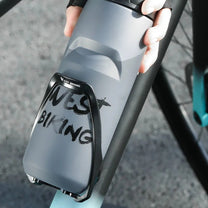 Flaskhållare för elcykelns ram i användning