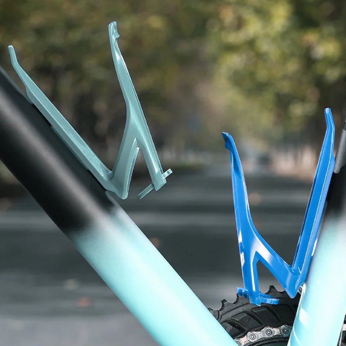 Flaskhållare för elcykelns ram i blått på en cykel utomhus