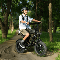 Man som kör Hidoes B6 Mini fatbike-elcykel i skogen
