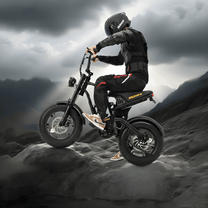 Förare gör ett hopp med Hidoes B6 Mini fatbike-elcykel