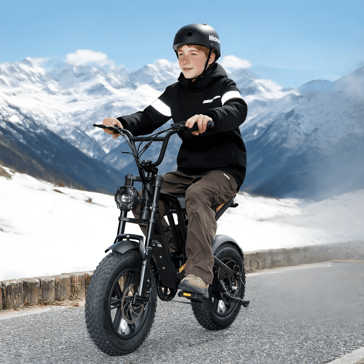 Man som kör Hidoes B6 Mini fatbike-elcykel i snö