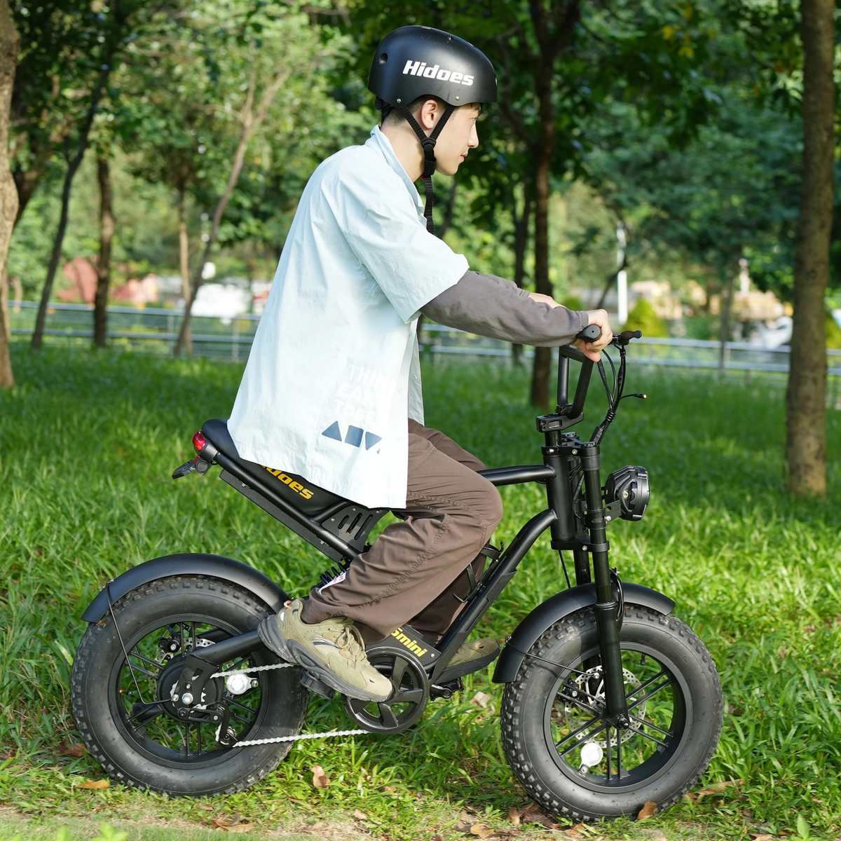 Man som kör Hidoes B6 Mini fatbike-elcykel i en park