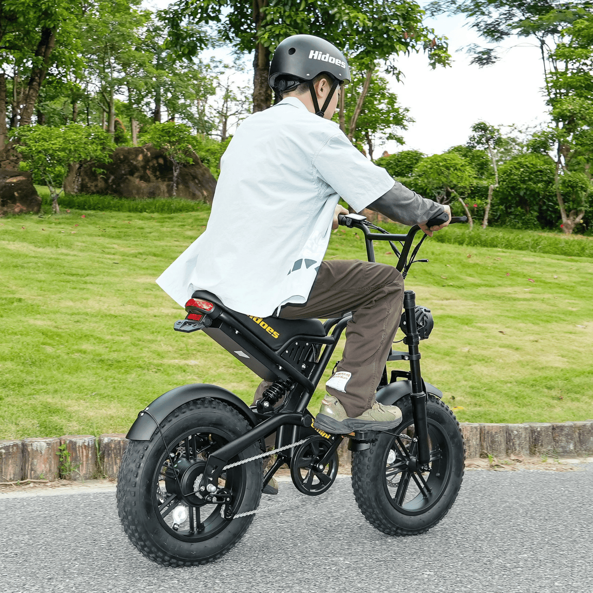 Man som kör Hidoes B6 Mini fatbike-elcykel i en park