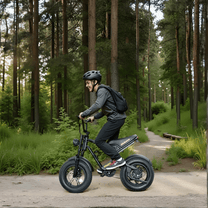 Man som kör Hidoes B6 Mini fatbike-elcykel i skogen