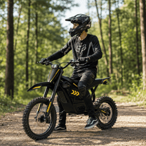Person står med Hidoes G2 el-cross i skogen