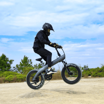 Förare gör ett hopp med HX Q3 Plus fatbike-elcykel