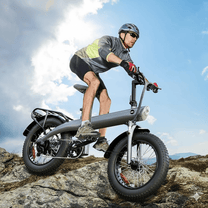Man som kör HX Q3 Plus fatbike-elcykel i sandig terräng