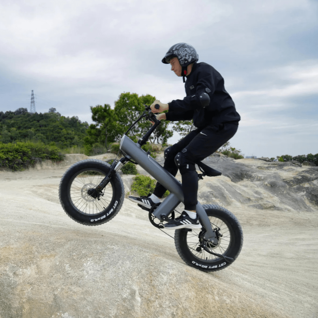 Förare gör ett hopp med HX Q3 Plus fatbike-elcykel