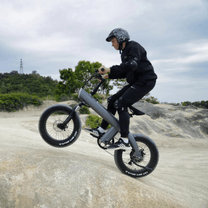 Förare gör ett hopp med HX Q3 Plus fatbike-elcykel