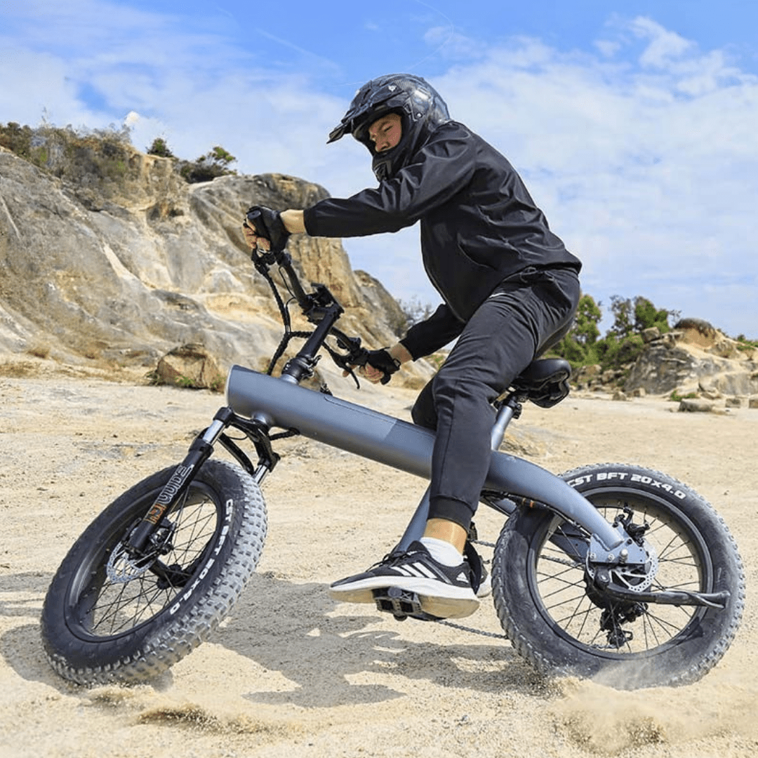 Man som kör HX Q3 Plus fatbike-elcykel i sandig terräng