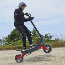 Man som kör HX X10 elsparkcykel i sandig terräng