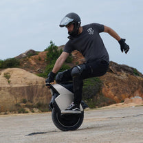 Man som kör InMotion V12S elektrisk enhjuling