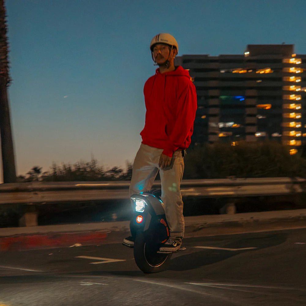 Man som kör InMotion V12S elektrisk enhjuling i solnedgång