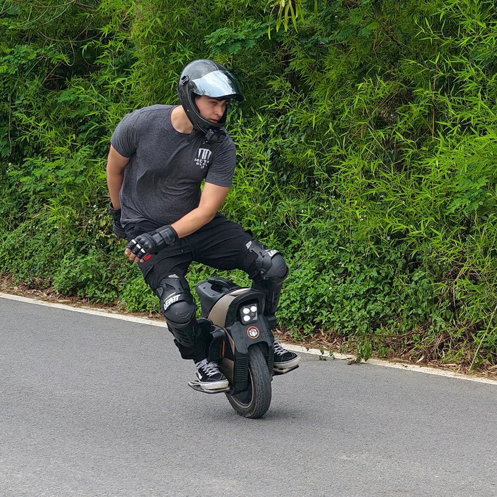 Man som kör InMotion V12S elektrisk enhjuling på en väg
