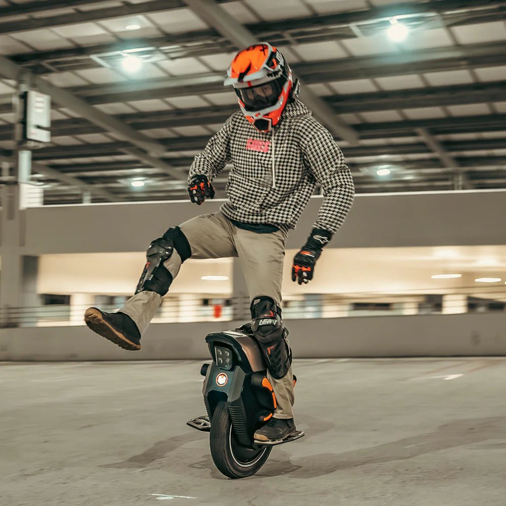 Person som kör InMotion V12S elektrisk enhjuling