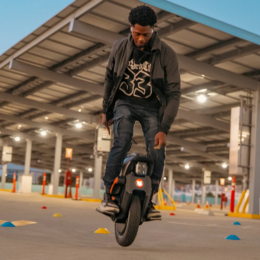 Man som kör InMotion V12S elektrisk enhjuling