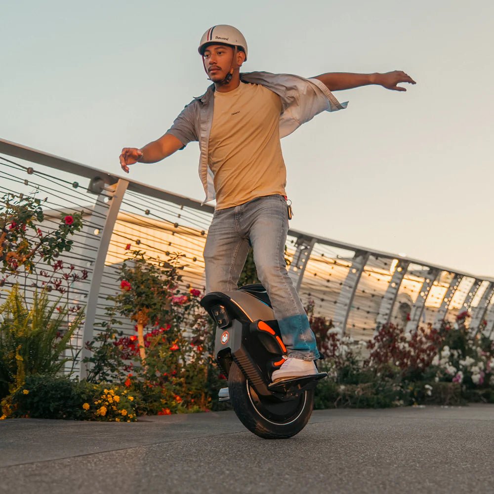 Man som kör InMotion V12S elektrisk enhjuling