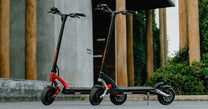 KAABO MANTIS 10 ECO elsparkcykel snett framifrån på en gata