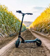 KAABO MANTIS 10 ECO elsparkcykel snett framifrån på en stig