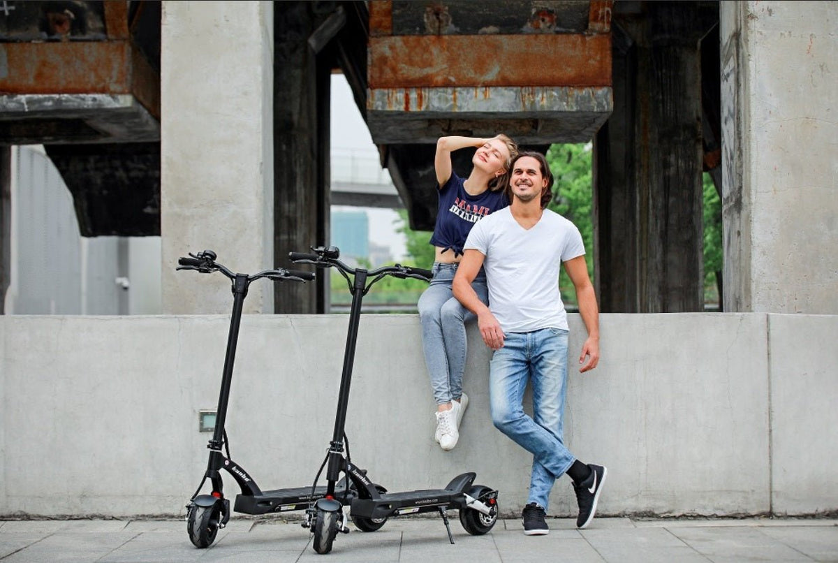 Två förare med KAABO MANTIS 8 PLUS elsparkcykel på en gata