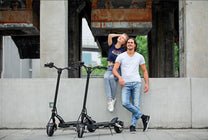 Två förare med KAABO MANTIS 8 PLUS elsparkcykel på en gata