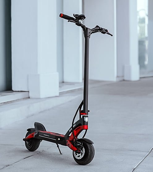 KAABO MANTIS 8 PLUS elsparkcykel snett framifrån på en gata
