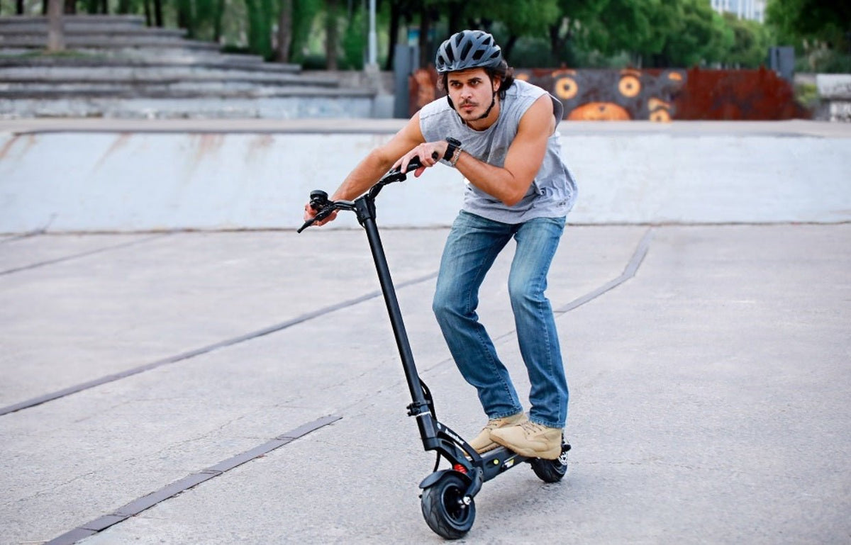 Man som kör KAABO MANTIS 8 PLUS elsparkcykel