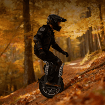 Person som kör KingSong F22 Pro elektrisk enhjuling i skogen