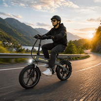 Man som kör KOOLUX RK10 hopfällbar fatbike-elcykel på en väg