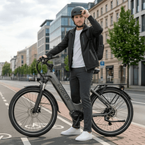 Man står med KOOLUX X2 elcykel i stadsmiljö