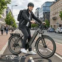 Man står med KOOLUX X2 elcykel i stadsmiljö