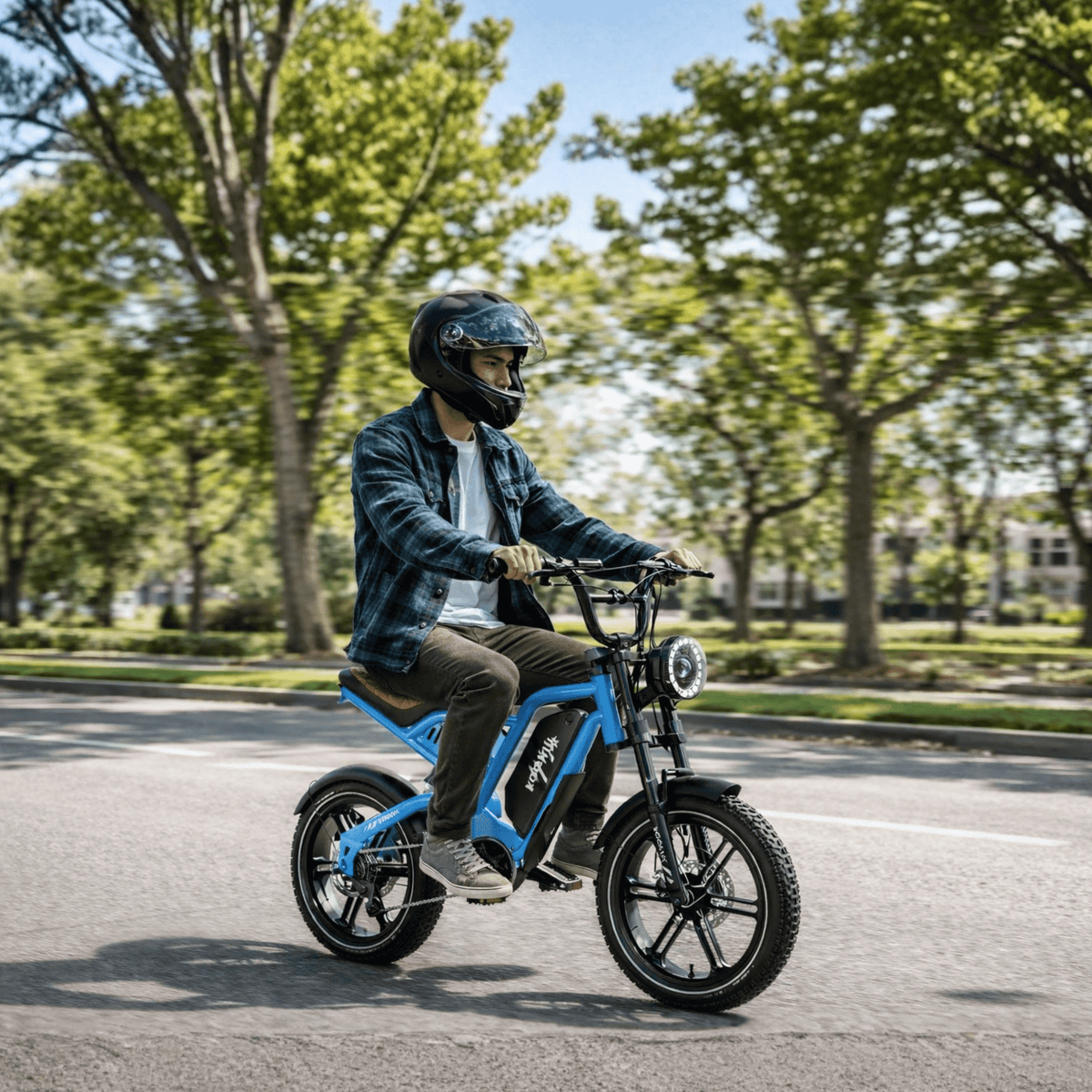 Person som kör KOOLUX X9 Mini fatbike-elcykel i en park