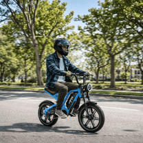 Person som kör KOOLUX X9 Mini fatbike-elcykel i en park