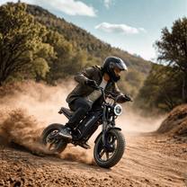 Förare kör KOOLUX X9 Mini fatbike-elcykel i terräng