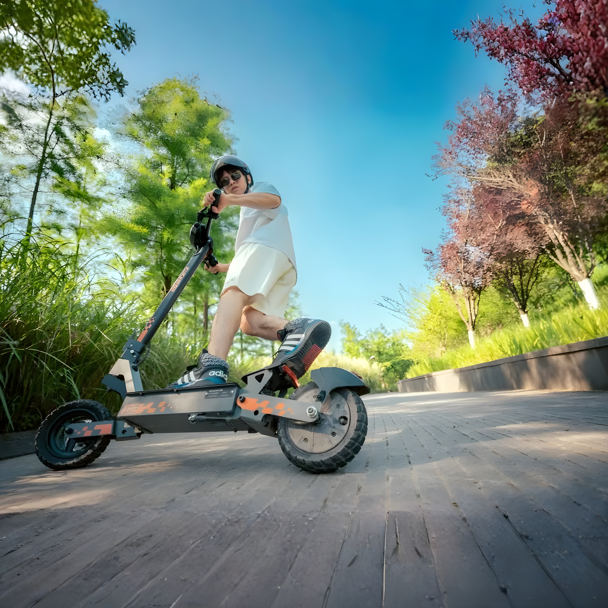 Förare gör ett hopp med KuKirin G2 VMP elsparkcykel i en park