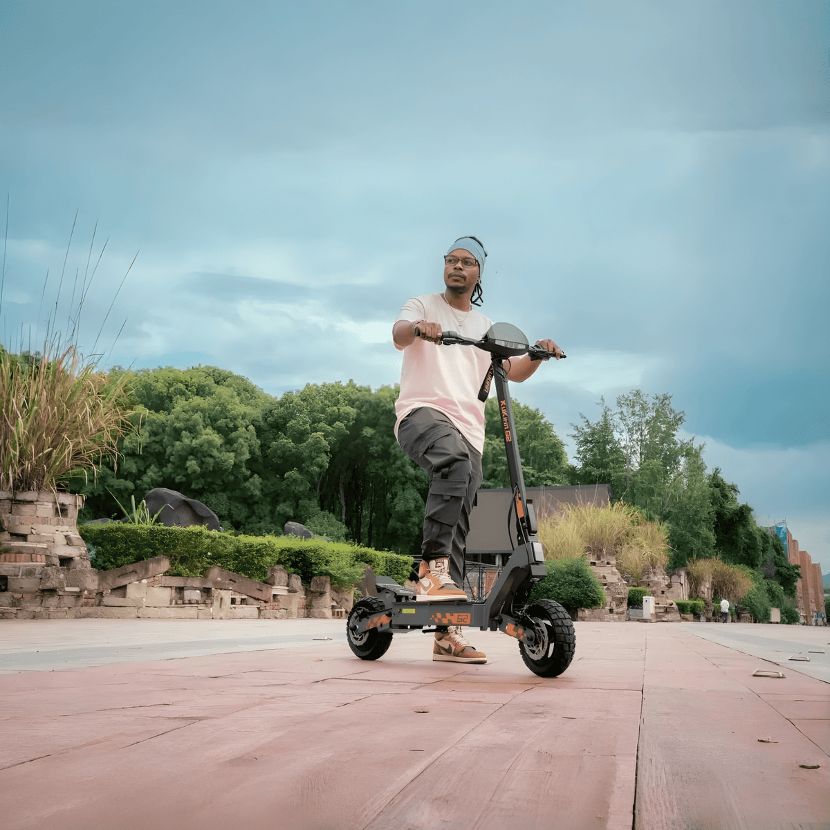 Person står med KuKirin G2 VMP elsparkcykel