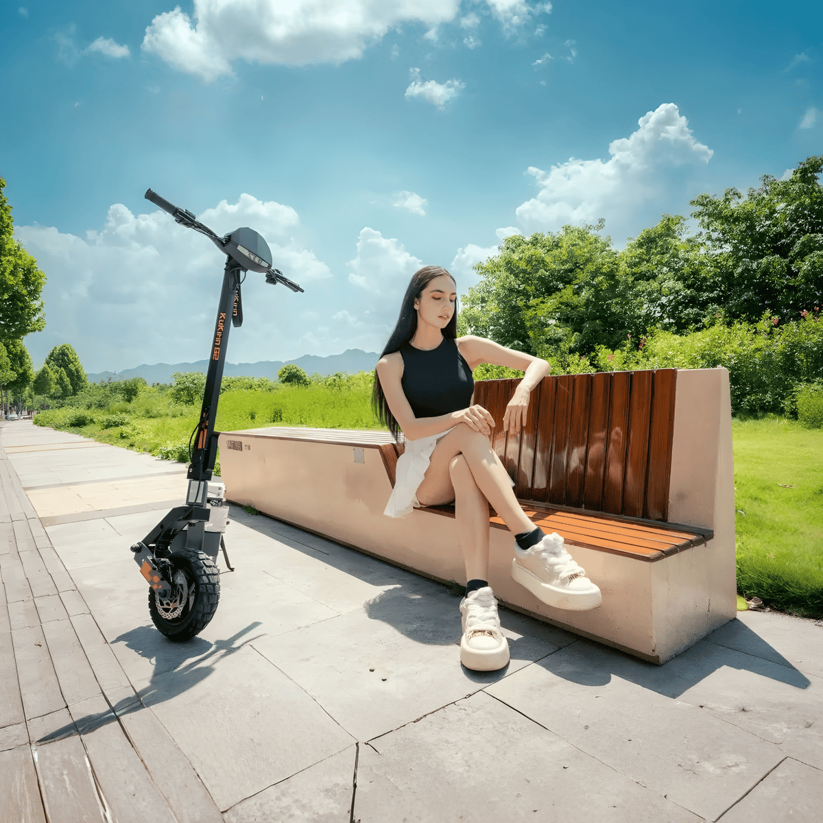 Person sitter bredvid KuKirin G2 VMP elsparkcykel