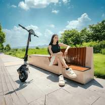 Person sitter bredvid KuKirin G2 VMP elsparkcykel
