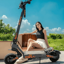 Person sitter bredvid KuKirin G2 VMP elsparkcykel