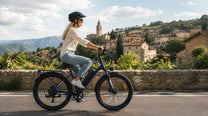 Kvinna som kör LOOKROAD L28 Max fatbike-elcykel på en väg