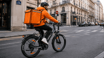 Man som kör LOOKROAD L28 Max fatbike-elcykel i stadsmiljö