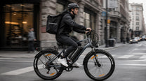 Man som kör LOOKROAD L28 Max fatbike-elcykel i stadsmiljö