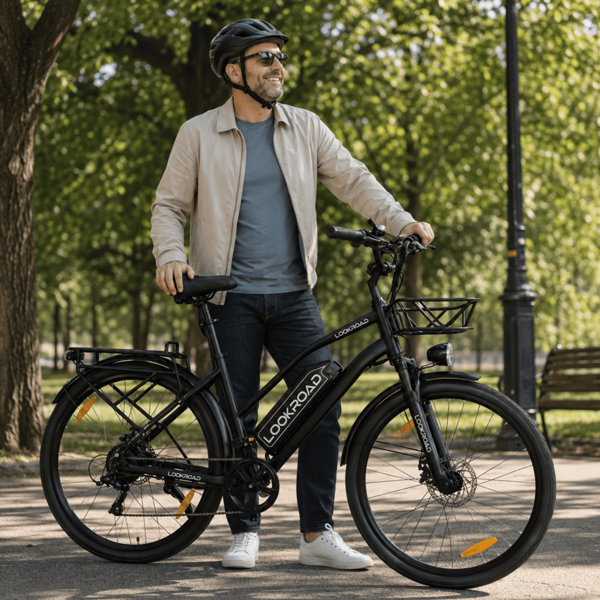 Man står med LOOKROAD L28 MIN elcykel i en park