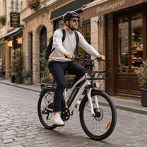 Man som kör LOOKROAD L28 MIN elcykel på en gata