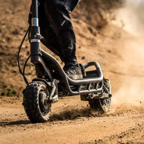 Person som kör NAMI BURN-E 3 MAX elsparkcykel i öknen