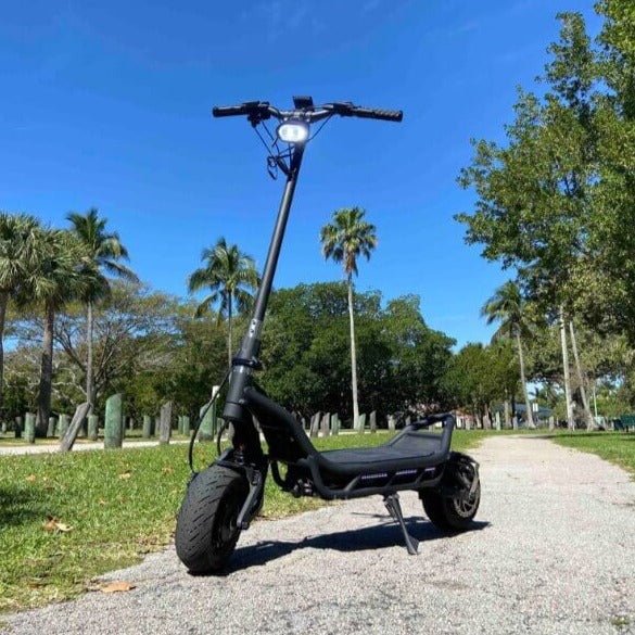 NAMI BURN-E 3 MAX elsparkcykel snett framifrån i en park