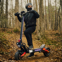Man står med Nanrobot LS7+ elsparkcykel i skogen