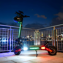 Nanrobot LS7+ elsparkcykel med tänd belysning i kvällsmiljö