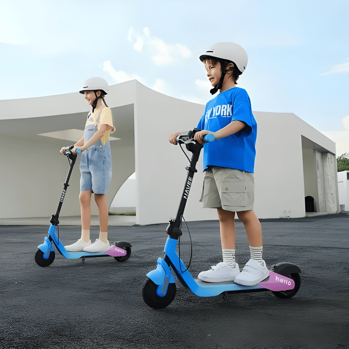 Person står med NAVEE K100 Max elsparkcykel för barn med ett barn