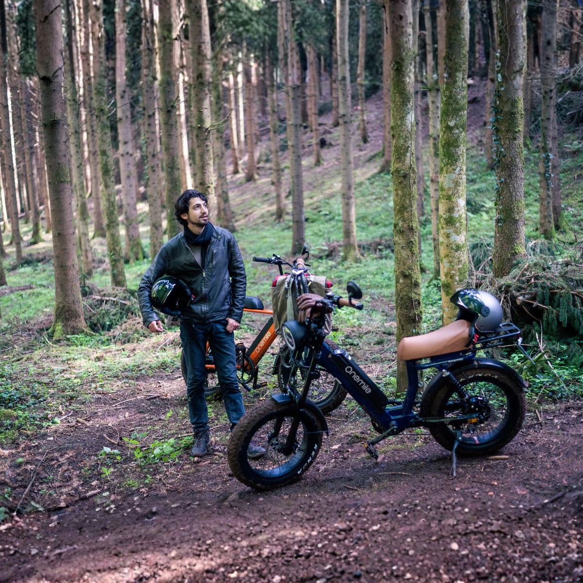 Man står med Onemile M40 PRO fatbike-elcykel i skogen